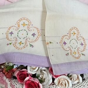 TWO MATCHING BEAUTIFUL VINTAGE EMBROIDERED LINEN GUEST TOWELS WITH LAVENDER TRIM